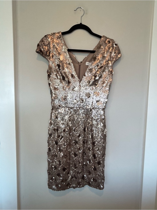 Dress the Population Dresses & Skirts - Dress the Population Rose Gold Sequin V-Neck Mini Dress